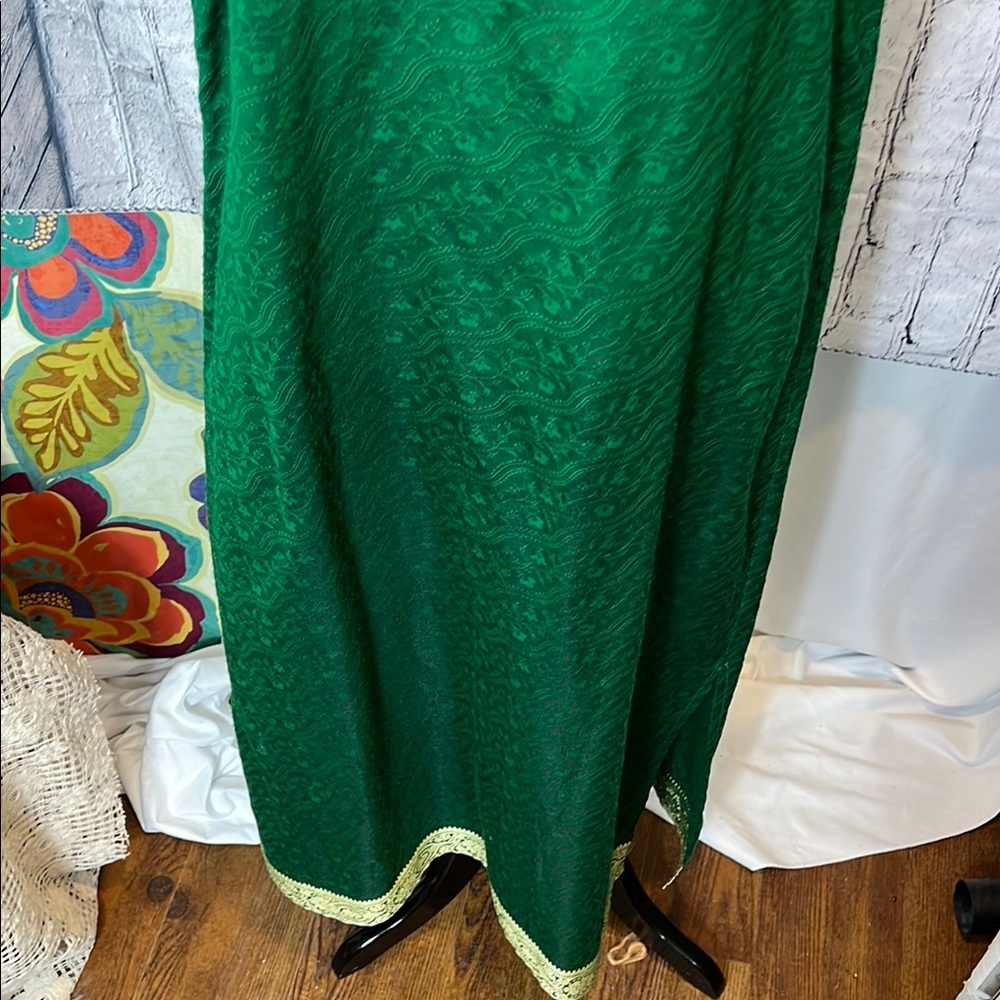 Elegant Green Dress with Gold Accents - Picture 5 of 6
